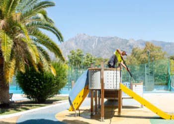 Marbella pone en marcha un plan especial para la limpieza de los parques infantiles coincidiendo con el inicio del verano