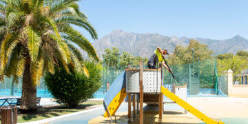 Marbella pone en marcha un plan especial para la limpieza de los parques infantiles coincidiendo con el inicio del verano