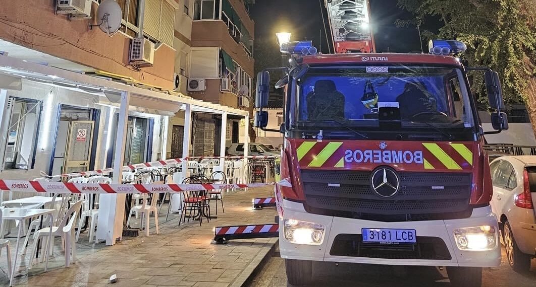 Desalojan una terraza tras desprenderse cascotes de un edificio en la calle Boquetillo, en Fuengirola