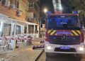 Desalojan una terraza tras desprenderse cascotes de un edificio en la calle Boquetillo, en Fuengirola