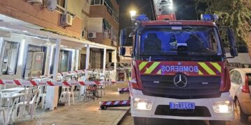 Desalojan una terraza tras desprenderse cascotes de un edificio en la calle Boquetillo, en Fuengirola