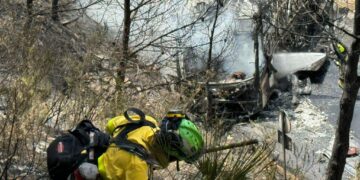 Estabilizado el incendio en un paraje de Mijas provocado por un autobús en llamas