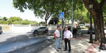 Reforzada la seguridad vial en la avenida Virgen del Rocío con nueve pasos de peatones inteligentes y la mejora de la iluminación