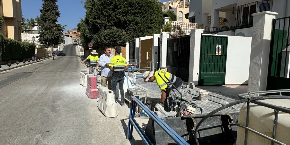 El Ayuntamiento de Mijas destina más de 130.000 euros a la remodelación de aceras en La Sierrezuela