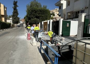 El Ayuntamiento de Mijas destina más de 130.000 euros a la remodelación de aceras en La Sierrezuela