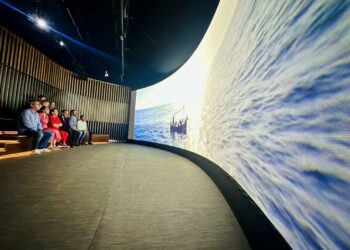 Ana Mula presenta la experiencia ‘Symphony’ que la Fundación la Caixa ofrece desde hoy en el Paseo Marítimo de Fuengirola