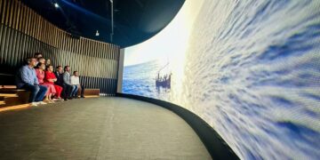 Ana Mula presenta la experiencia ‘Symphony’ que la Fundación la Caixa ofrece desde hoy en el Paseo Marítimo de Fuengirola