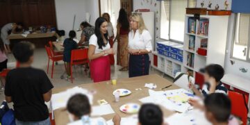 Muñoz destaca la “gran labor” de la Fundación Mornese durante la visita al campamento con la participación de 25 menores