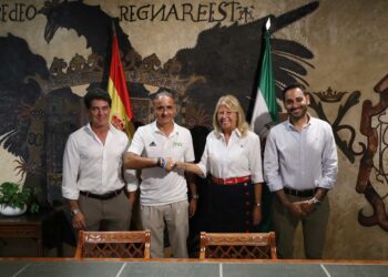 El trabajo conjunto entre Ayuntamiento, Marbella FC y Marbella Football Center permitirá al club jugar dos temporadas más en la Dama de Noche