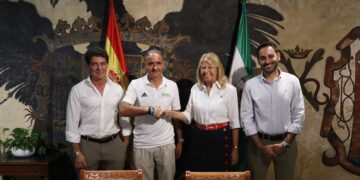 El trabajo conjunto entre Ayuntamiento, Marbella FC y Marbella Football Center permitirá al club jugar dos temporadas más en la Dama de Noche