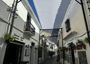 El Ayuntamiento de Mijas instala toldos en una treintena de espacios públicos repartidos por todo el término municipal