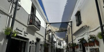 El Ayuntamiento de Mijas instala toldos en una treintena de espacios públicos repartidos por todo el término municipal