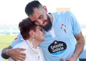 La abuela de Borja Iglesias, emotiva protagonista de la presentación del futbolista con el Celta
