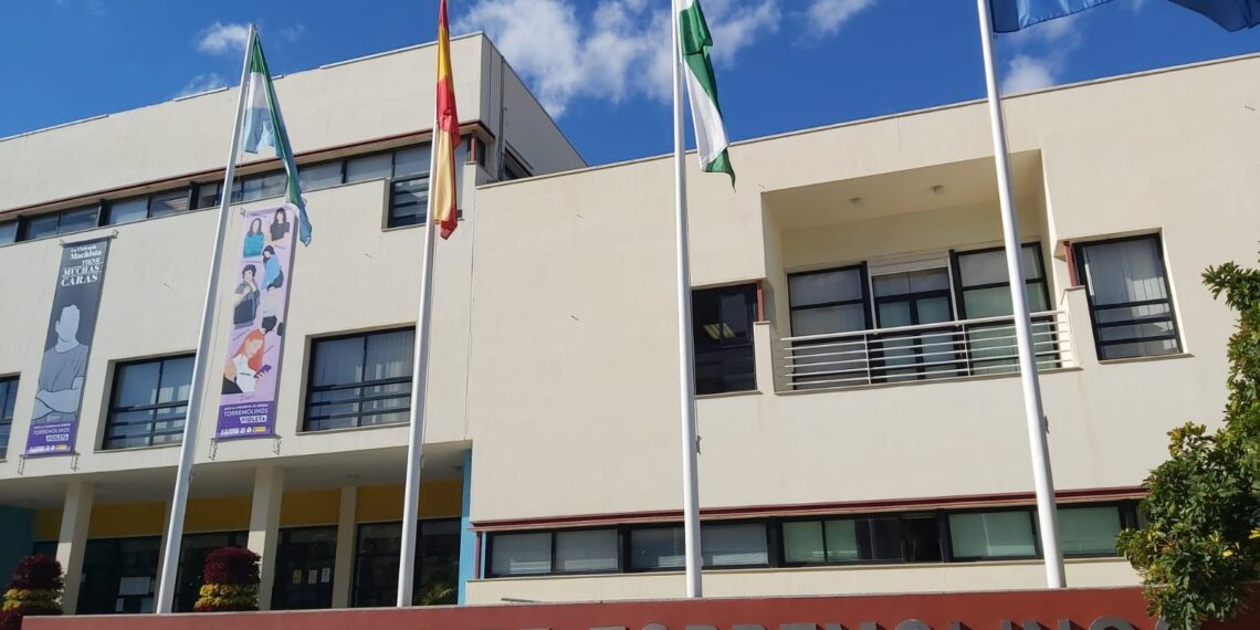 El Ayuntamiento de Torremolinos contacta con Telefónica para solventar los daños por el incendio en Carlota Alessandri