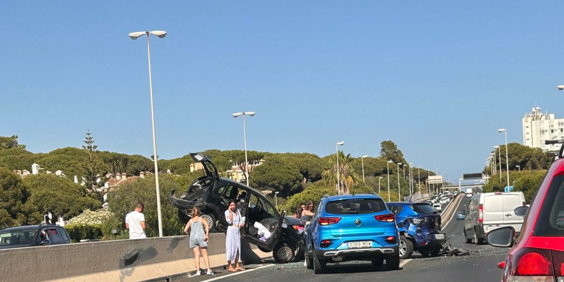 Dos heridos graves tras una colisión múltiple en Calahonda