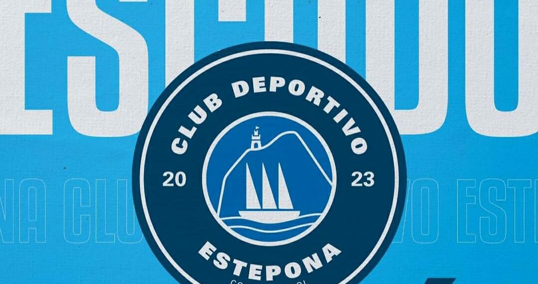 La afición del CD Estepona indignada ante el cambio repentino de su escudo