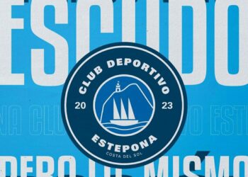 La afición del CD Estepona indignada ante el cambio repentino de su escudo