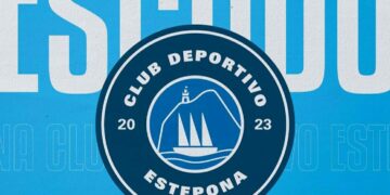 La afición del CD Estepona indignada ante el cambio repentino de su escudo