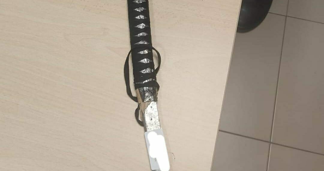 Policía Local intercepta a un hombre que paseaba con una katana por el centro de Estepona