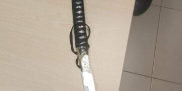 Policía Local intercepta a un hombre que paseaba con una katana por el centro de Estepona