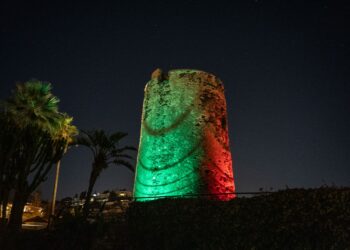 Benalmádena cumple su compromiso y dota de iluminación a la torre vigía de Torremuelle tras años y años de reivindicación vecinal