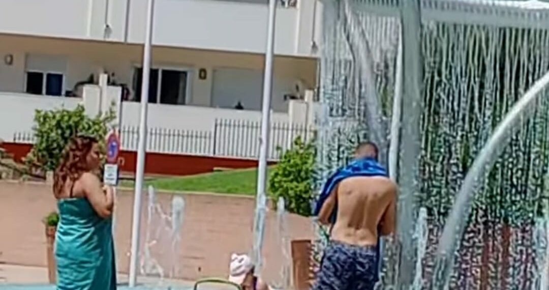 Críticas a una familia por bañarse en una fuente pública en Estepona