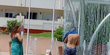 Críticas a una familia por bañarse en una fuente pública en Estepona