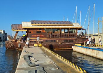 El Puerto Deportivo saca a la superficie un barco de 30 toneladas que se hundió durante la Veladilla del Carmen