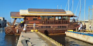 El Puerto Deportivo saca a la superficie un barco de 30 toneladas que se hundió durante la Veladilla del Carmen