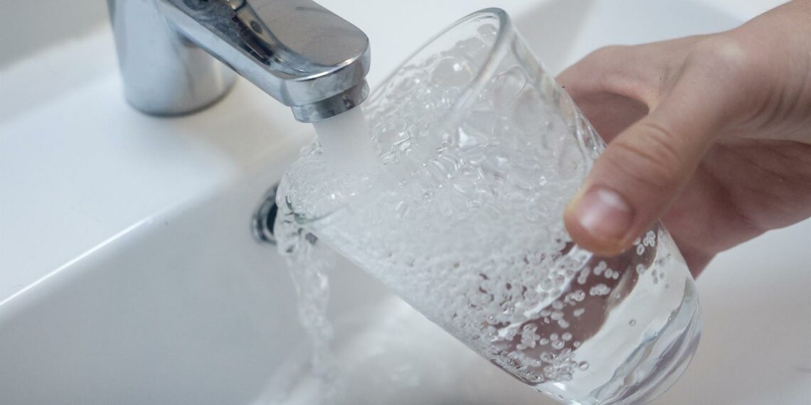 Beber agua del grifo cuesta a las familias 5 euros al año frente a los 500 euros que vale beber agua mineral, según OCU