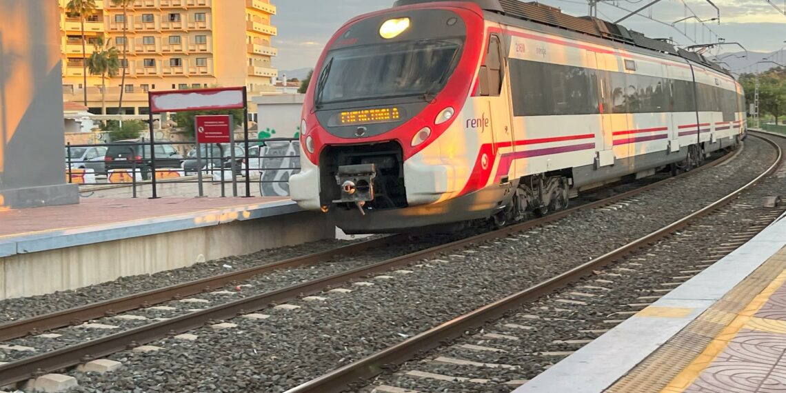 Los alcaldes de Málaga, Torremolinos, Benalmádena y Fuengirola piden a Transportes una reunión sobre Cercanías