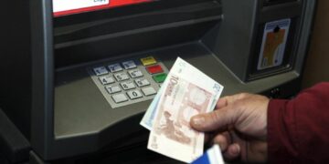 Detenida en Fuengirola una mujer por robar 3 mil euros a una anciana a la que siguió desde el cajero