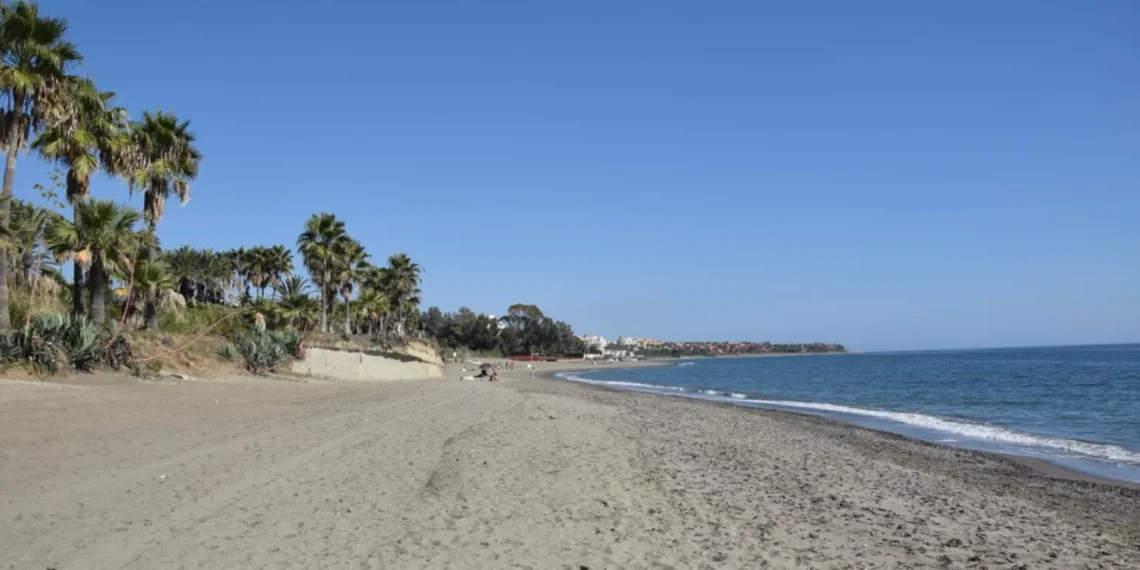 Un kitesurfista de 32 años evacuado al Hospital tras encontrarse mal en la playa Guadalmansa en Estepona