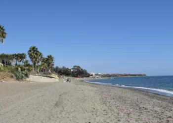 Un kitesurfista de 32 años evacuado al Hospital tras encontrarse mal en la playa Guadalmansa en Estepona