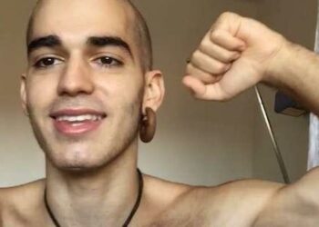 El Hospital Materno Infantil de Málaga recibe la donación de un cuadro inspirado en Pablo Ráez