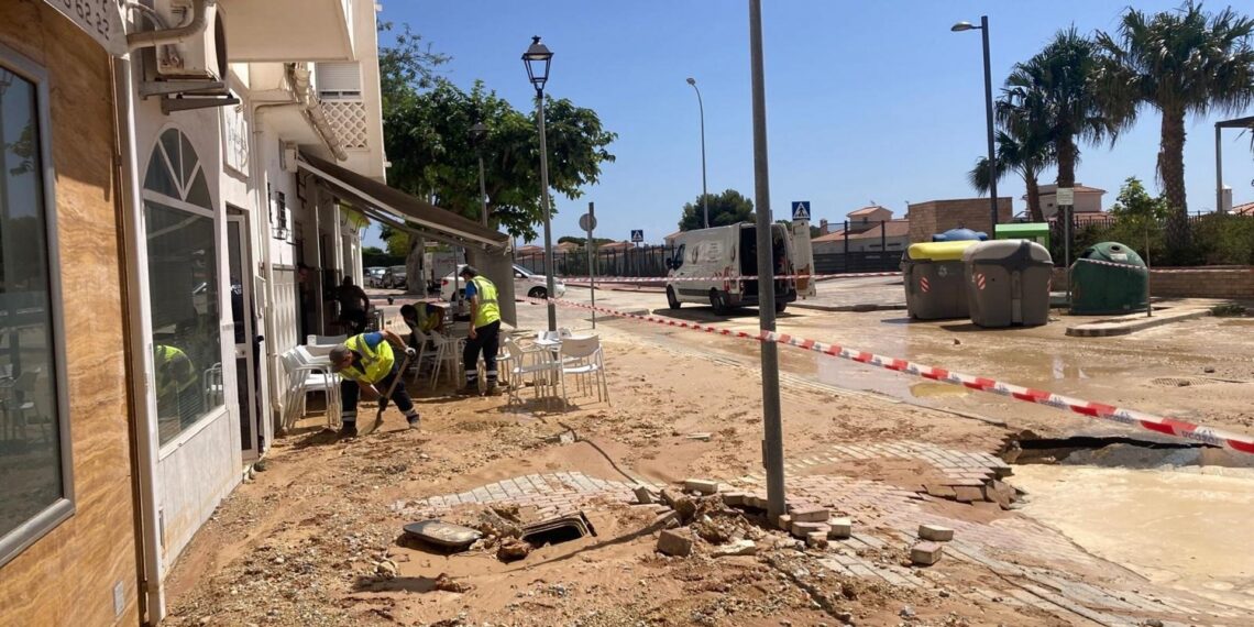 Cortada la calle Medina Azahara de Benalmádena tras la rotura de una tubería, que puede afectar al suministro