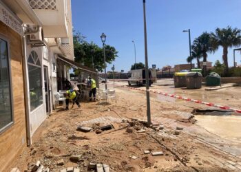 Cortada la calle Medina Azahara de Benalmádena tras la rotura de una tubería, que puede afectar al suministro