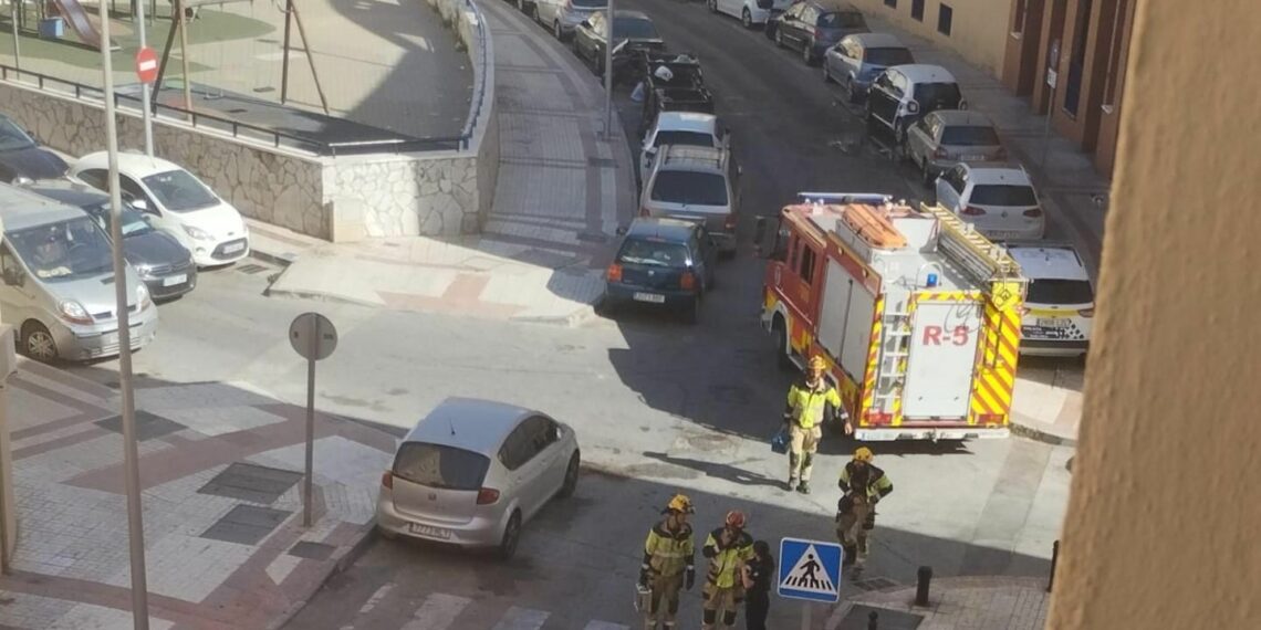 Bomberos rescatan a un grupo de jóvenes atrapados en el balcón de un piso turístico