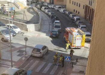 Bomberos rescatan a un grupo de jóvenes atrapados en el balcón de un piso turístico