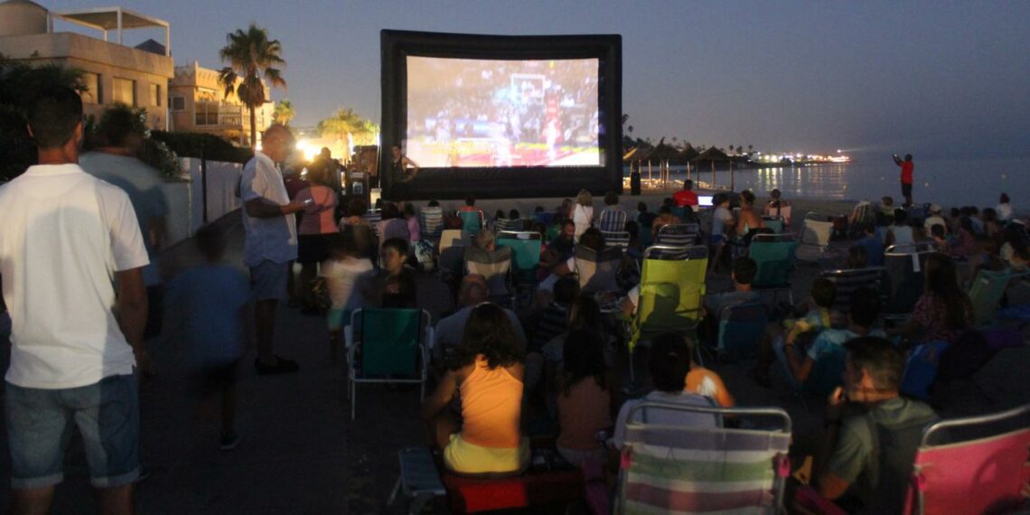 Mijas prepara las palomitas para el arranque hoy de su cine de verano