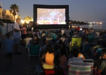 Mijas prepara las palomitas para el arranque hoy de su cine de verano