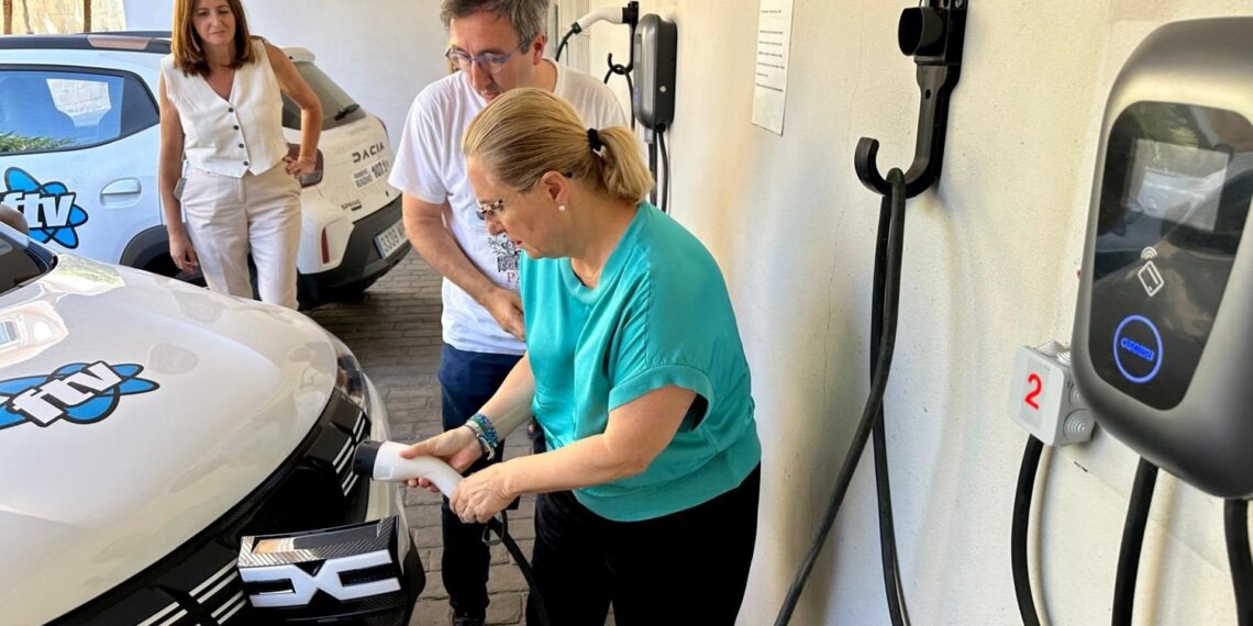 Fuengirola incorpora vehículos eléctricos a su flota municipal y varios puntos de recarga