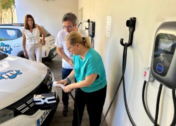 Fuengirola incorpora vehículos eléctricos a su flota municipal y varios puntos de recarga