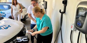 Fuengirola incorpora vehículos eléctricos a su flota municipal y varios puntos de recarga