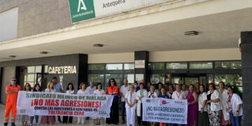 Amenaza e insulta a una médica para que la atienda después de llegar tarde a la cita