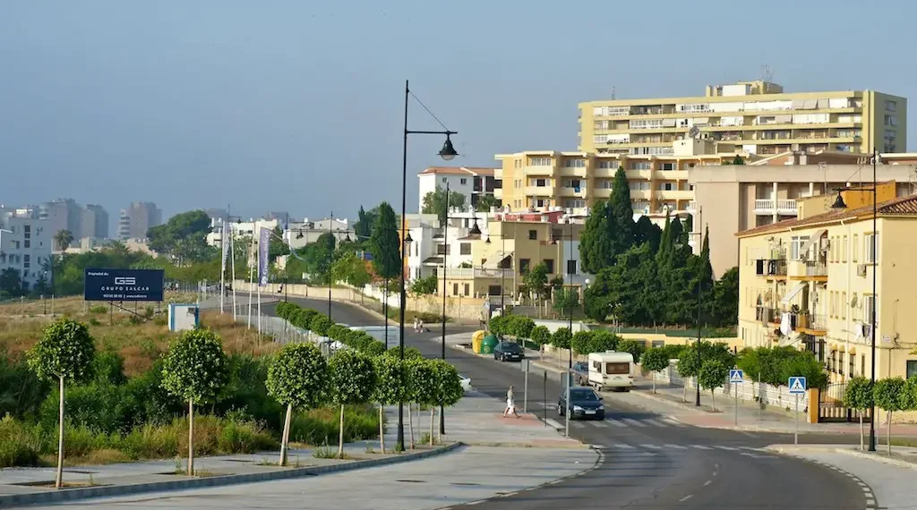 Un motorista herido de gravedad al chocar contra un coche en Torremolinos