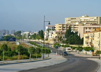 Un motorista herido de gravedad al chocar contra un coche en Torremolinos