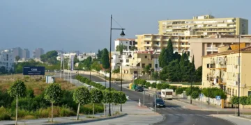 Un motorista herido de gravedad al chocar contra un coche en Torremolinos