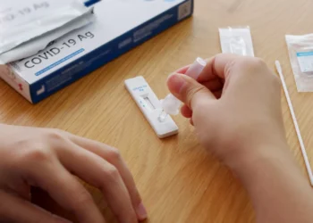 Alerta por un nuevo repunte de Covid: «Cogerlo repetidamente deteriora el sistema inmunitario»