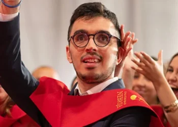 El inspirador discurso de un joven que sufrió un tumor cerebral y que ahora se ha graduado en Psicología